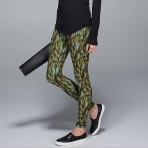 Lululemon Wunder Under leggings in Lusche Telemark Almost Pear Inkwell